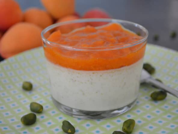 Panna cotta à la pistache compotée d’abricots