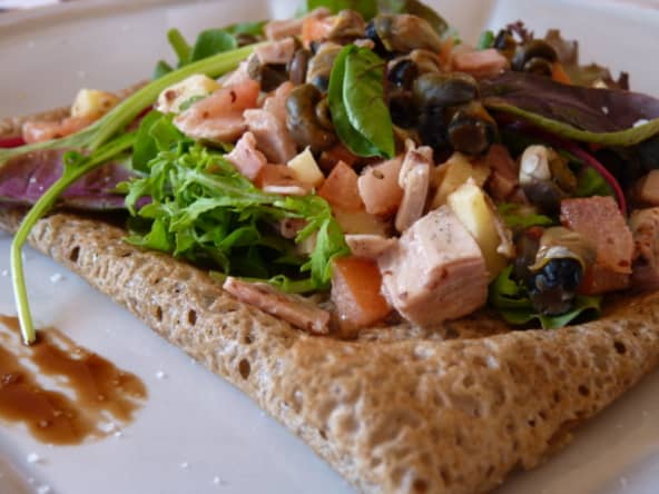 Galette de blé noir terre et mer aux bigorneaux et à l’andouille