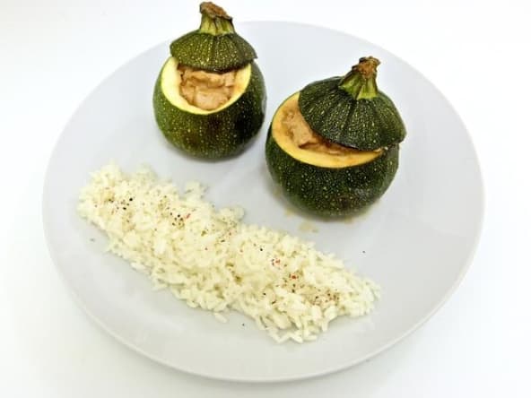 Poulet au saté et noix de cajou en courgettes farcies