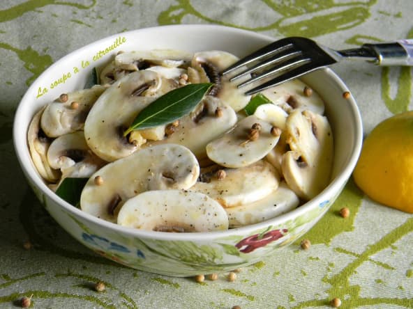 Salade de champignons de Paris crus à l'huile d'olive et au citron