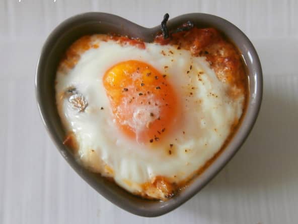 Oeufs cocotte aux légumes du soleil et fromage mozzarella