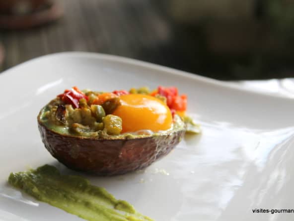 Avocat façon œuf cocote et poivrons
