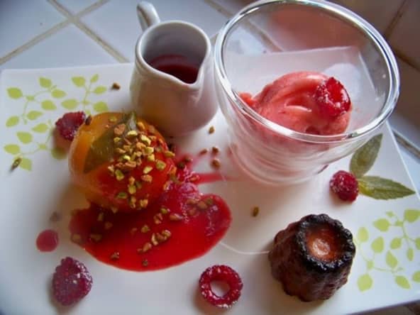 Café gourmand de pêches pochées au sirop verveine citron, sorbet fraise et cannelés.