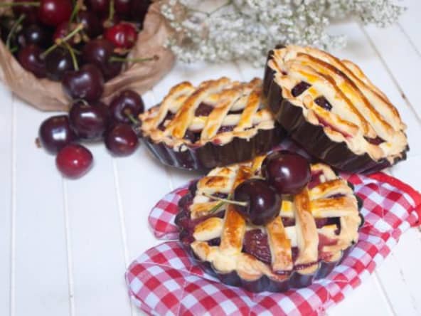 Petite cherry pies