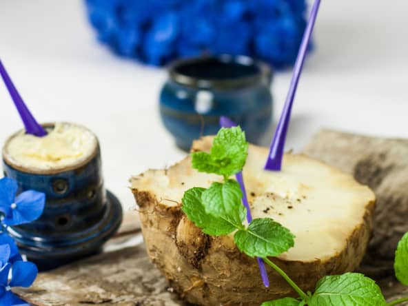 Céleri rave en croûte de sel assaisonné d'un beurre floral aux épices