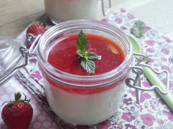 Panna cotta légère au citron vert et son coulis fraises rhubarbe