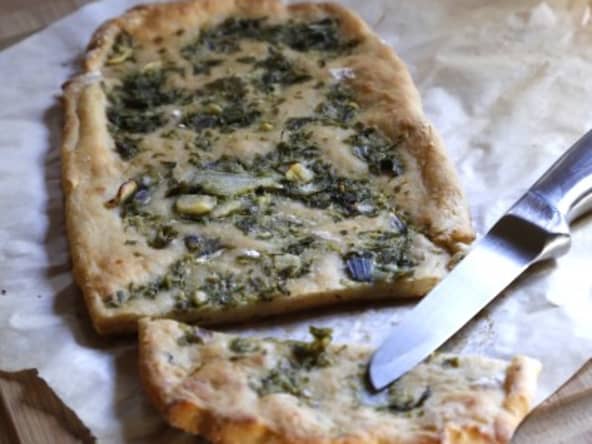 Pain plat aux fromages et pesto d'oignon rouge