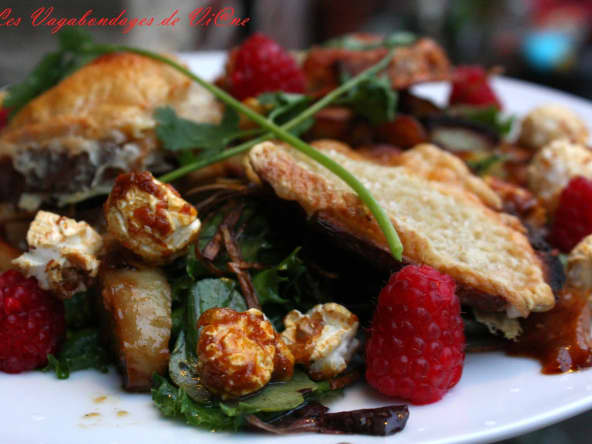 Salade de pommes de terre sautées aux fruits et toasts aux fromages