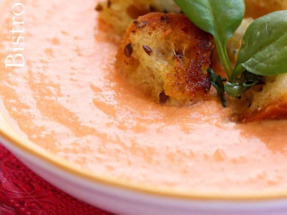 Soupe froide de tomates et croûtons au basilic