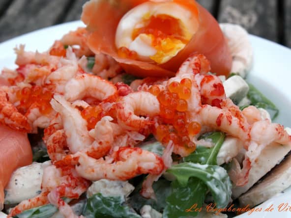 Salade de roquette et champignons aux écrevisses, œuf mollet et truite fumée