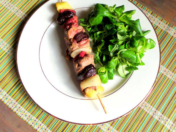 Brochettes du Sud-Ouest : canard, gésiers, pruneaux d’Agen et Armagnac.