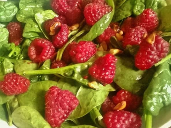 Salade de framboises, épinard et noix de cajou