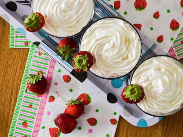 Verrines de fraises, crumble aux amandes et chantilly vanillée au mascarpone