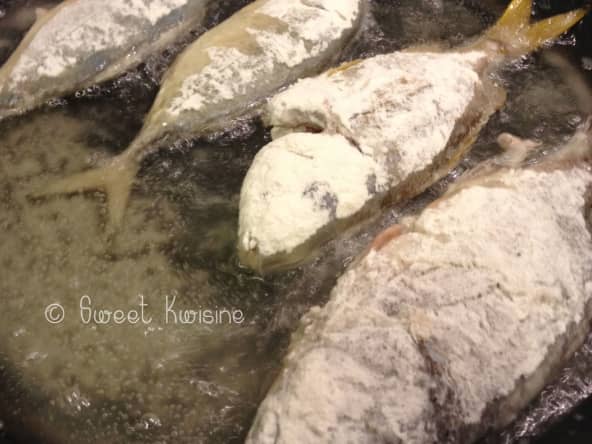 Le poisson frit aux oignons marinés à la martiniquaise