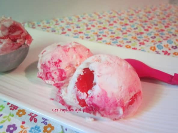 Crème glacée aux cerises et éclats de macarons