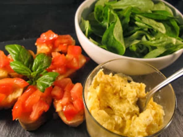 Crostini à la tomate aillée et oeufs brouillés