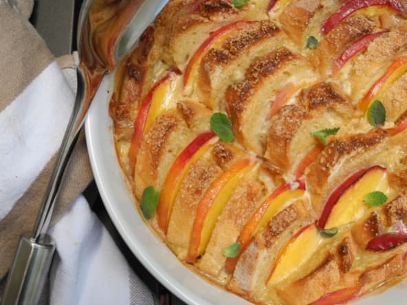 Gratin au four de pain perdu aux nectarines et crème d’amande