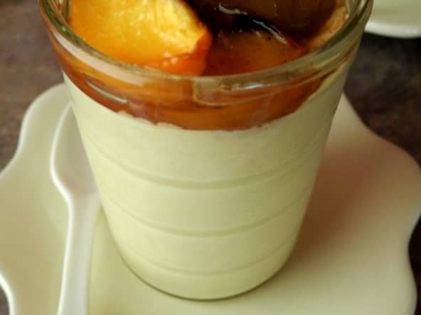 Panna Cotta au sucre et lait de coco, fruits d’été rôtis (nectarines, prunes...)