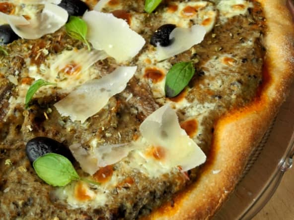 Pizza au caviar d’aubergine, olive noire, anchois et fromage parmesan
