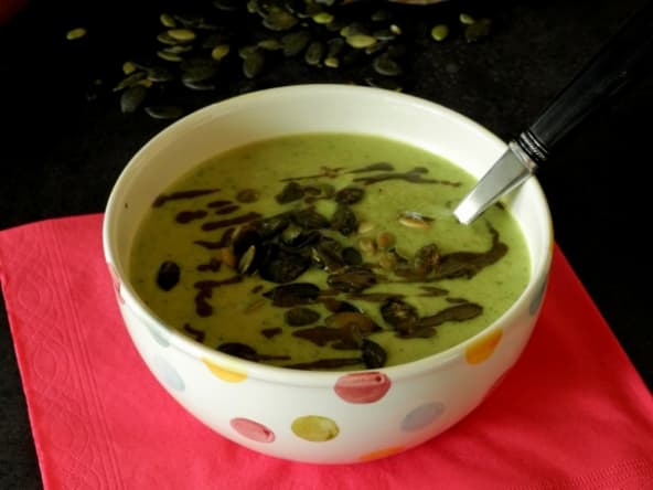 Velouté d'été de courgette aux graines de courge