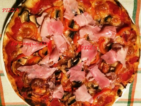 Pizza aux poivrons, champignons et jambon