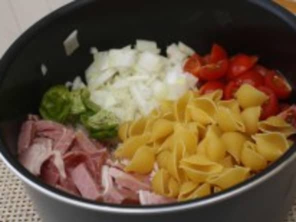 ONE PAN PASTA – Jambon, tomates cerises et pesto de courgettes