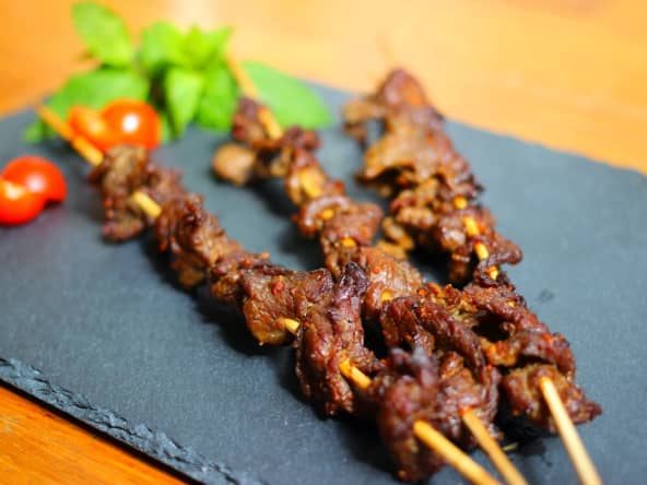 Brochettes de boeuf grillé au satay pour les BBQ d'été