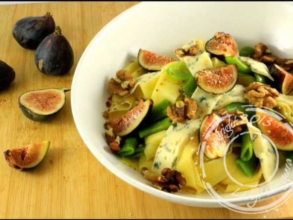 Salade de pâtes pappardelles fraîches aux figues, fromage bleu et noix