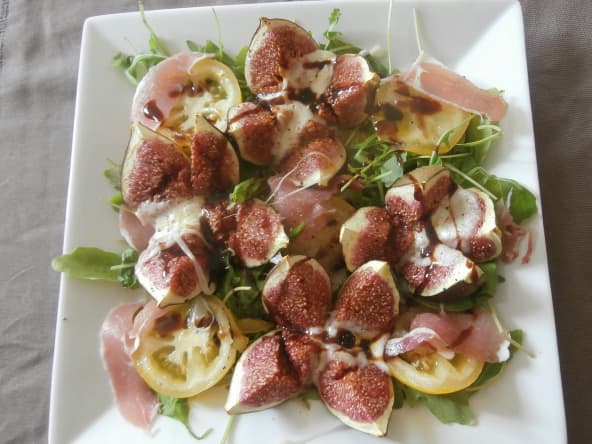 Salade de figues chaudes mozzarella, miel et tomates jaunes