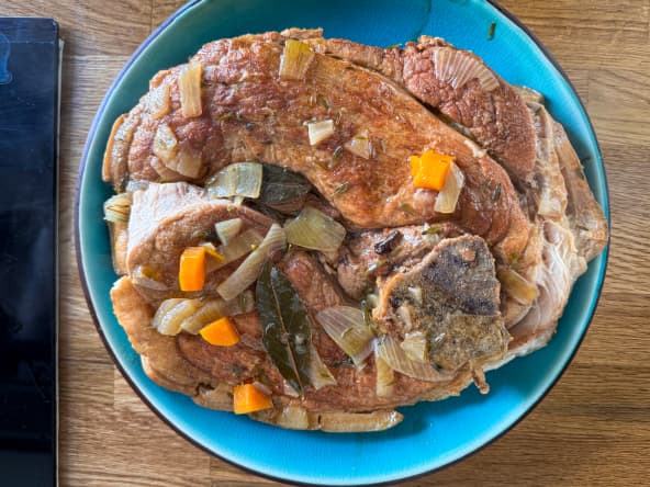 Assiette de rouelle de porc braisée et branche de romarin