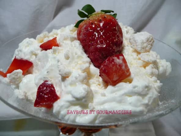 Méli-Mélo de fraises et crème Chantilly