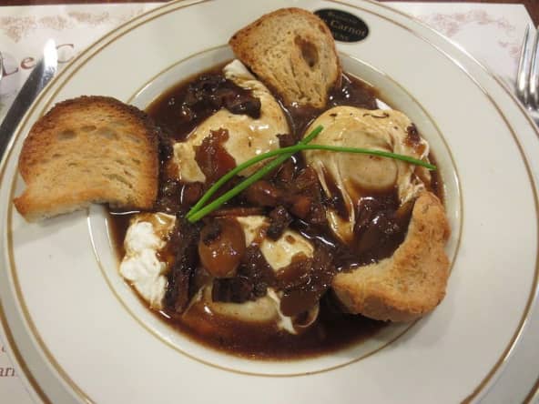 Oeufs en meurette, sauce au vin, lardons, champignons