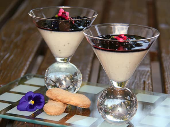 Panna cotta aux myrtilles et coulis de myrtilles.