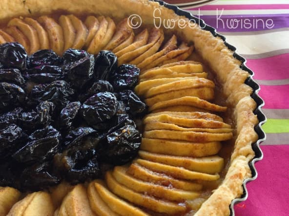 La tarte aux pommes et aux pruneaux