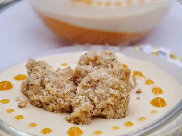 Panna cotta au Dulcey de Valrhona sur coulis d'abricot et streusel de noisette
