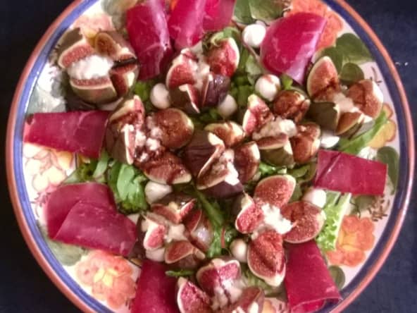 Salade de figues rôties au bleu et mascarpone et viande des grisons