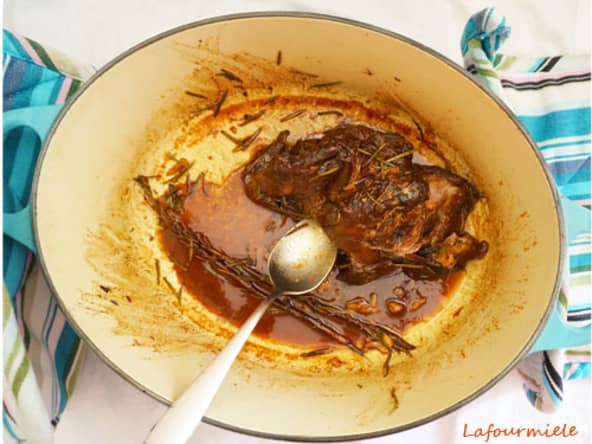 Selle d’agneau confite à l’ail et au romarin : une recette pour Pâques