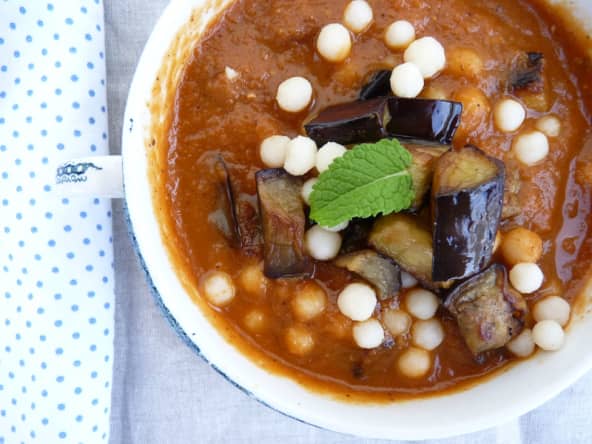 Soupe à l'aubergine "brûlée" et au moghrabieh