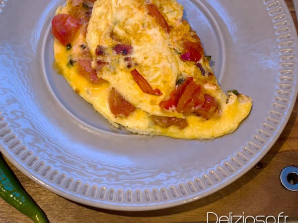 Omelette crémeuse aux tomates et au lard