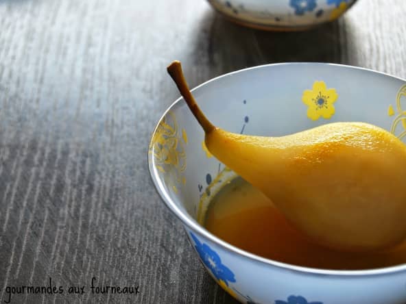 Délicieuses poires pochées au sirop d'orange à la cannelle