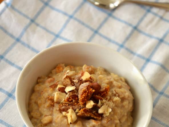 Porridge d'automne aux noisettes et aux figues séchées
