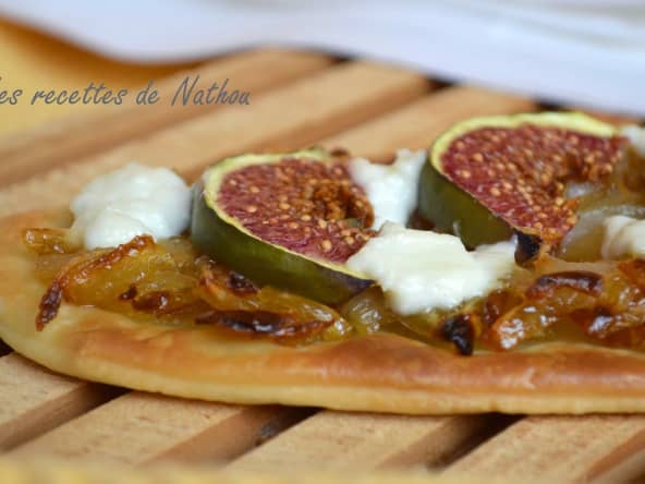 Pizzetta aux figues, oignons confits et chèvre (petites pizza)
