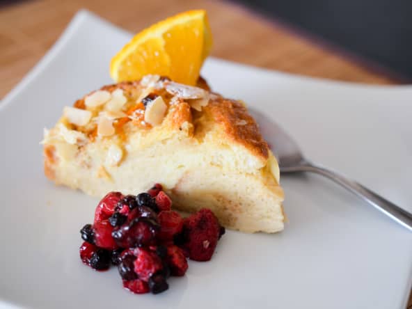 Pudding brioché à l'orange et aux fruits rouges
