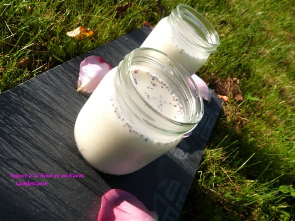 Yaourt à la rose et au pavot