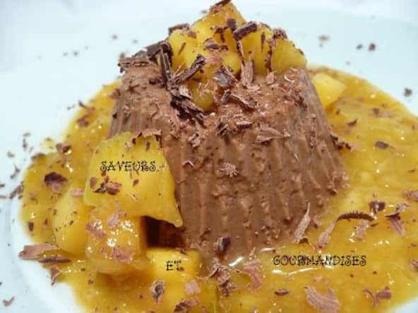 Bavarois au chocolat sur lit de mangue.