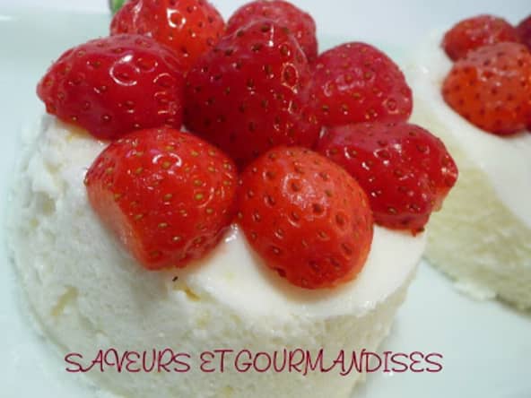 Blanc-manger aux fraises des bois.