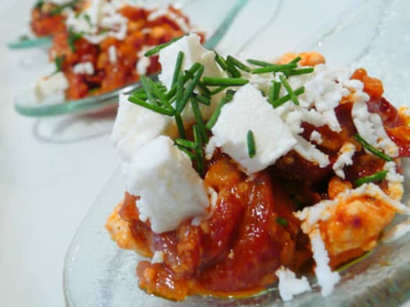 Cuillères de fondue de poivrons rouges à la feta .