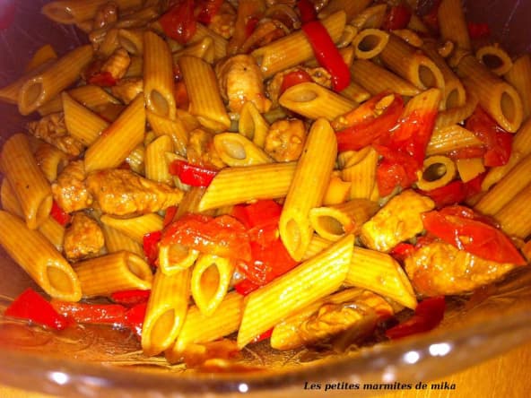 Salade estivale de tomates, poivrons, blé complet