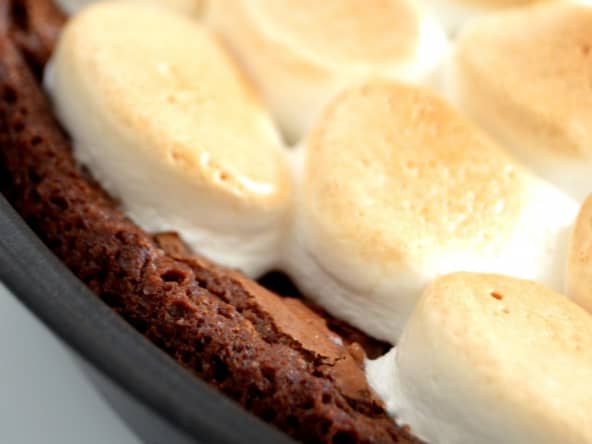 S’mores brownie au chocolat, caramel au beurre salé et marshmallows