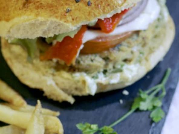 Burger à la volaille, aux poivrons, au chèvre et aux herbes fraîches